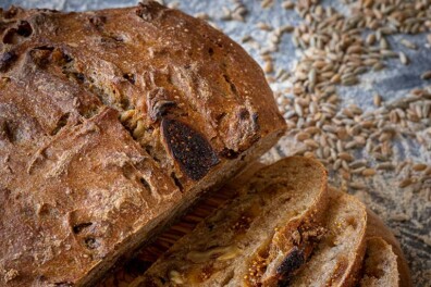 Walnoot-vijgenbrood van rogge en tarwe