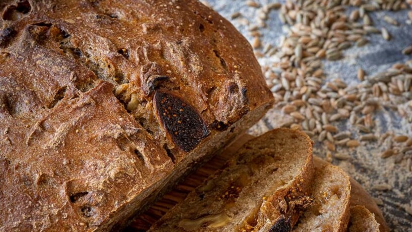 Walnoot-vijgenbrood van rogge en tarwe