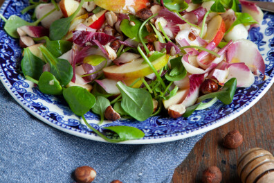 Wintersalade met postelein, appel, roodlof en hazelnoot