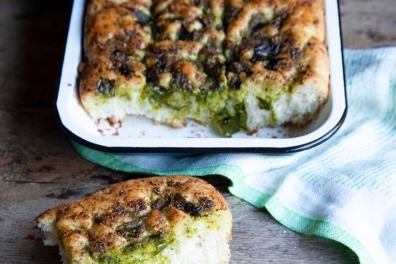 Bakblikbrood met daslookpesto