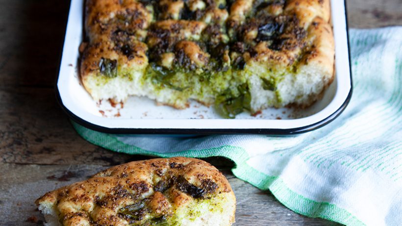 Bakblikbrood met daslookpesto