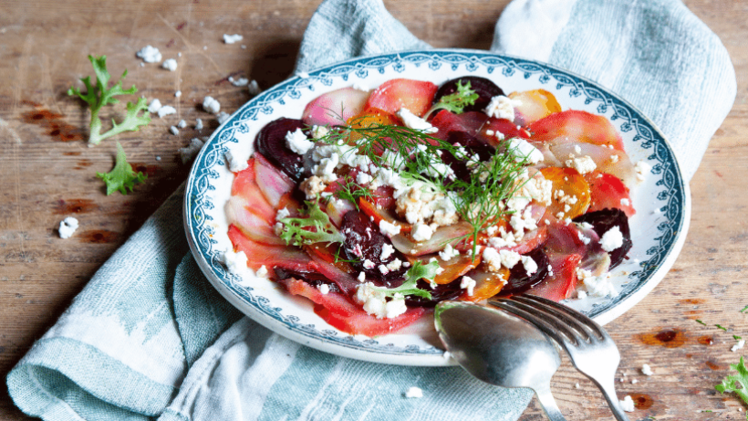 Carpaccio van gekleurde bietjes