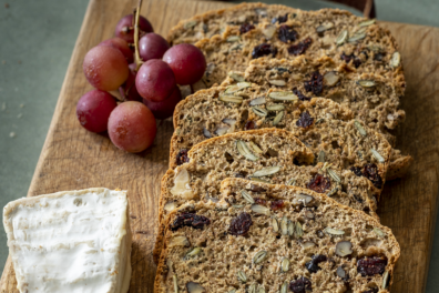 Pompoenpitcrackers met brie en rode druiven