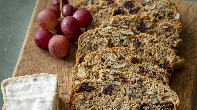 Pompoenpitcrackers met brie en rode druiven