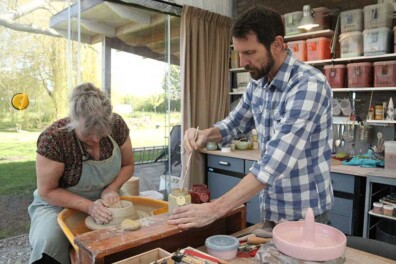 Pottenbakken in de oude schuur van opa en oma