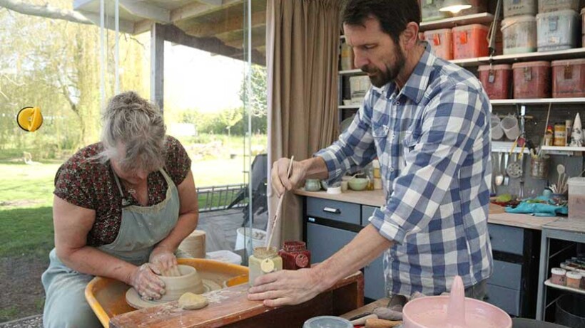 Pottenbakken in de oude schuur van opa en oma