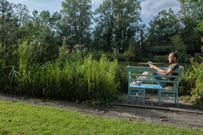 Bankje van hergebruikte stoelen