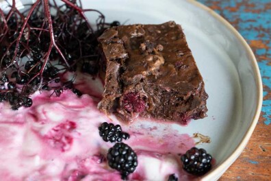 Bramenbrownies met vlierbessenyoghurt