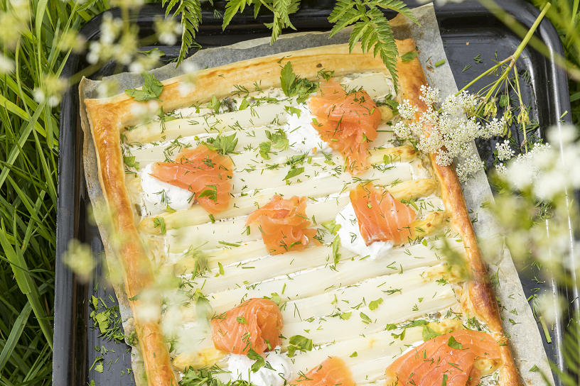 Plaattaart met asperges en zalm