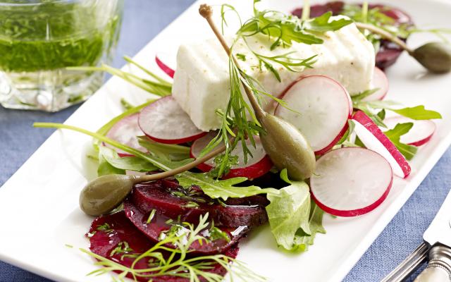 Salade met gegrilde feta en rode biet