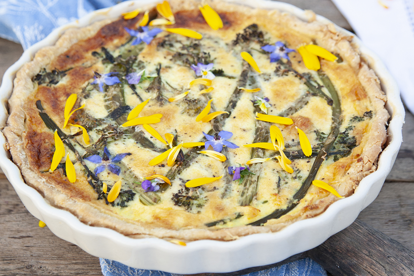 Quiche met groene asperges en broccolischeuten