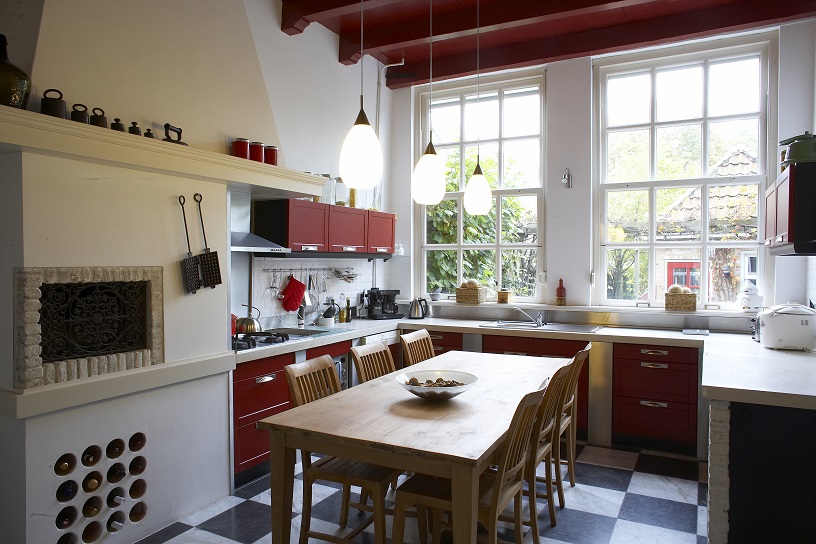 De woonkamer in het huis van Johan van Uffelen en Irene Eisma in Geertruidenberg, met oude schouw.