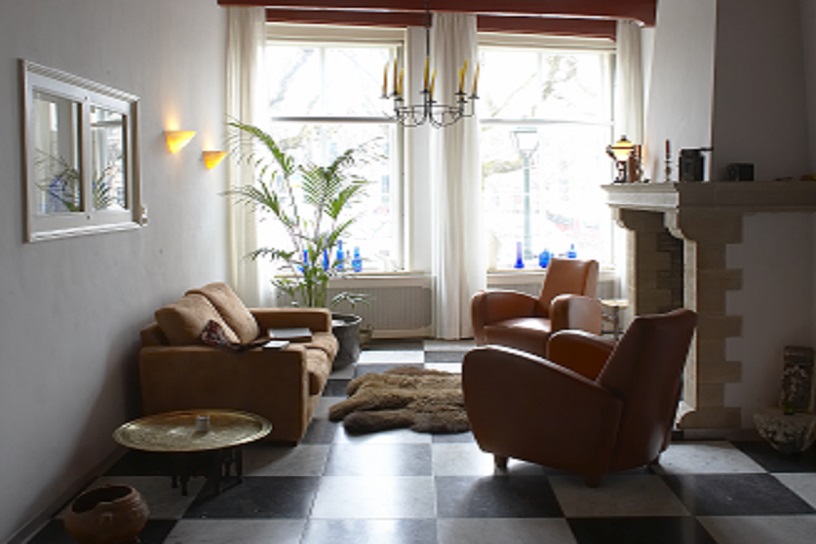 De woonkamer in het huis van Johan van Uffelen en Irene Eisma in Geertruidenberg, met oude schouw.