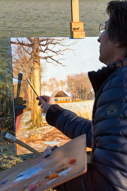 Ahmad bouwt zijn schilderijen op uit meerdere lagen