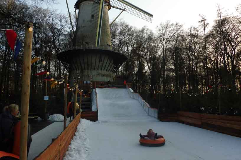 Met de banden van de bult af sleeën