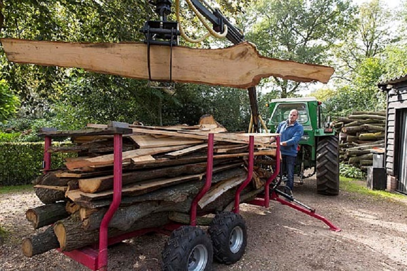 Peter Geluk uit het Gelderse Laren haalt hout voor de kachel.