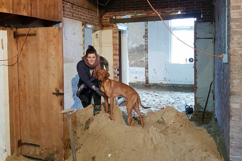 Mirthe met de hond tijdens de verbouwing