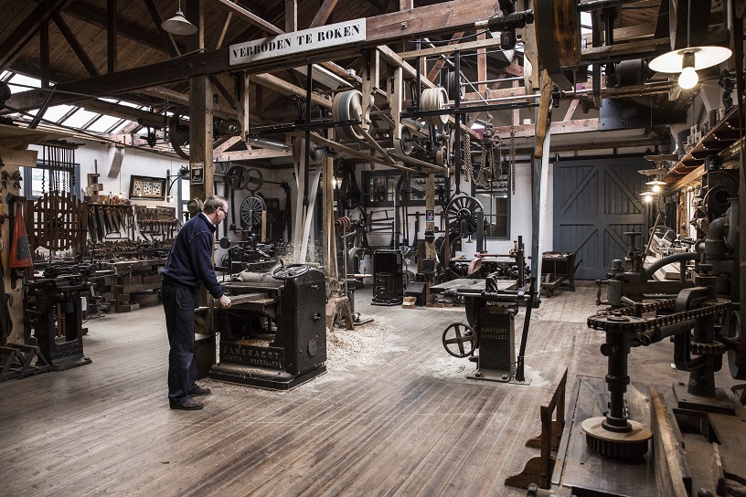 Johan Mekenkamp: âAls je mijn hobbywerkplaats binnenstapt, ben je in één klap terug in de tijd. Het is een timmerwerkplaats zoals die rond de jaren 1920, 1930 bestonden.