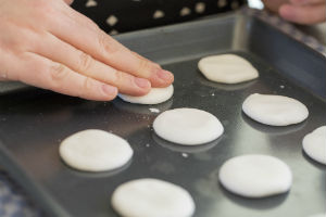 Druk de bolletjes pepermunt plat