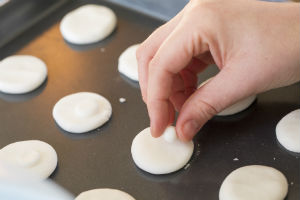 Rol 15 kleinere balletjes en druk deze plat als een snuitje.