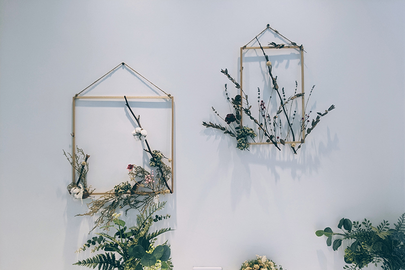 Droogbloemen die hangen aan een kastdeur