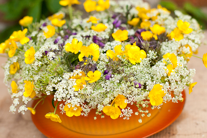 Boeket met fluitenkruid, boterbloem en smeerwortel.