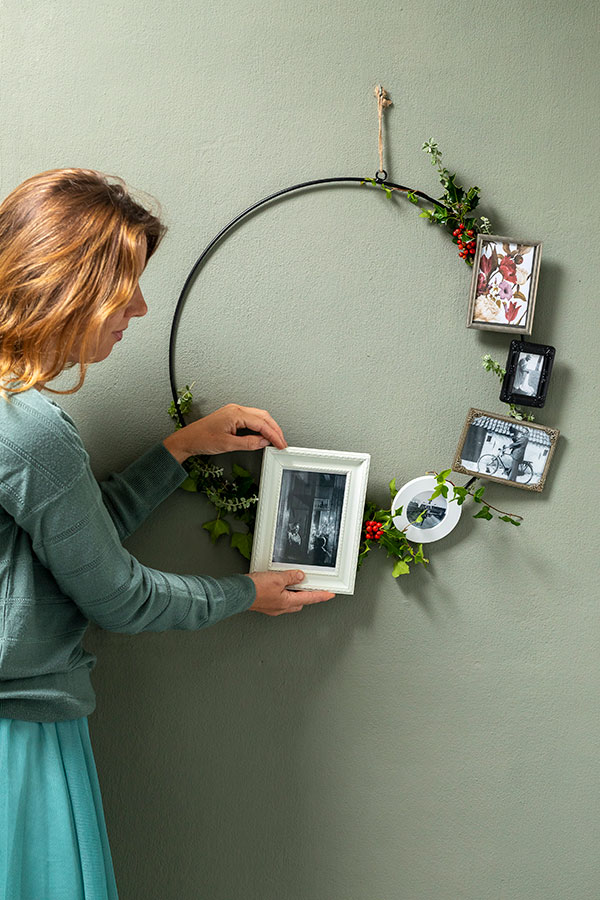 vrouw dit foto's op hangt aan krans