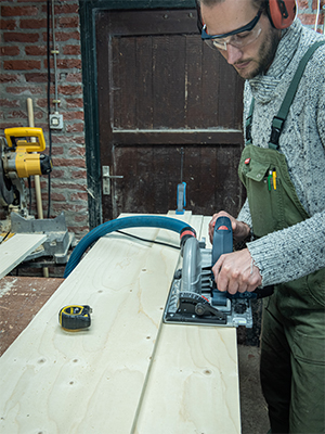 Man zaagt hout met cirkelzaag