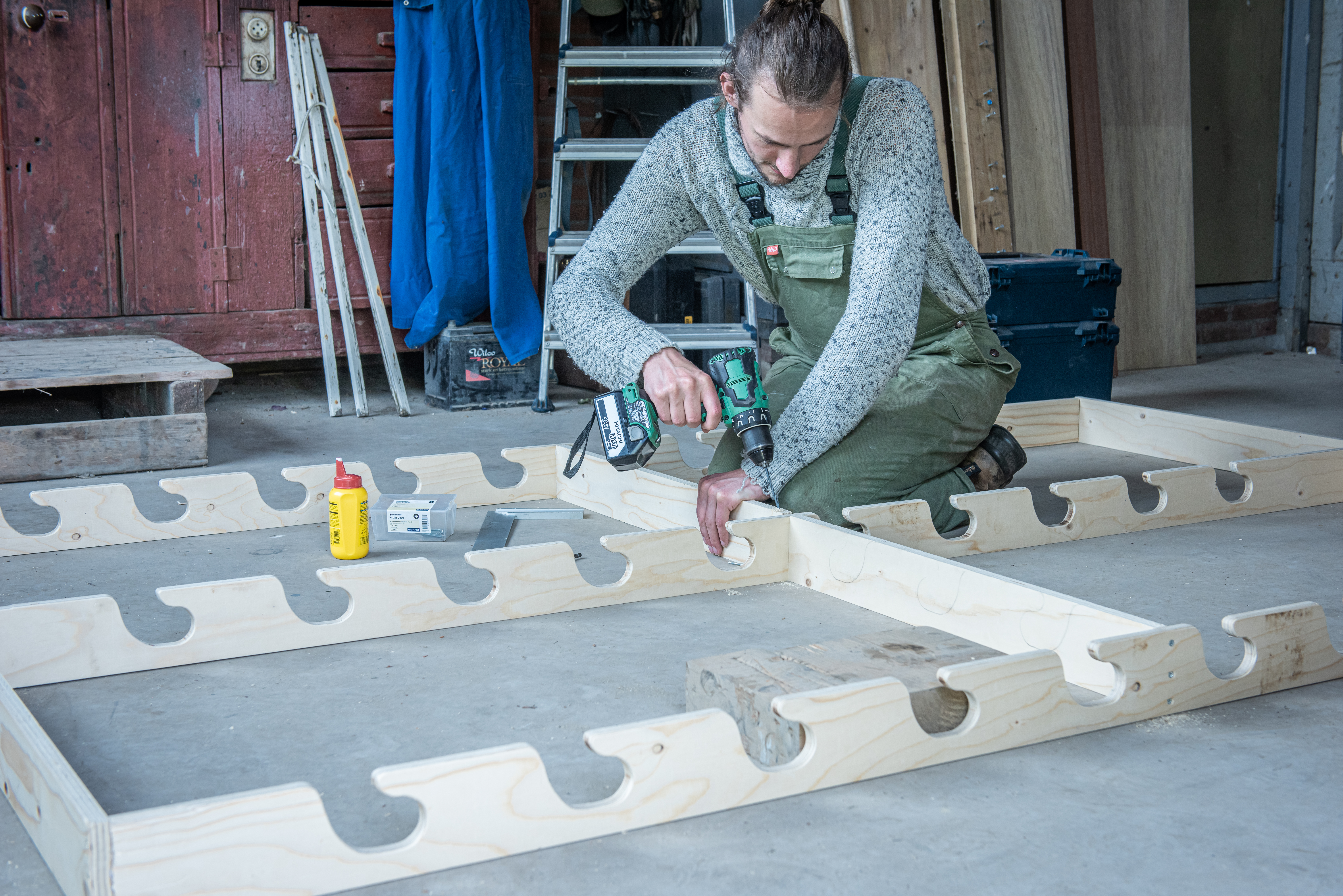 Man aan het voorboren in hout