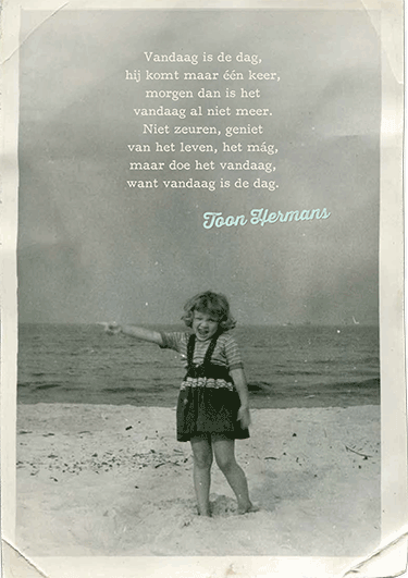 Miniposter met nostalgische foto van meisje op het strand en tekst van Toon Hermans.