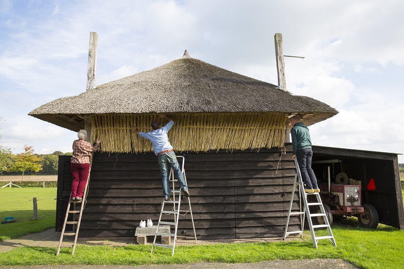 Smacht vlechten. Haal een klein bosje stro uit de staander en draai dit als een koordje.