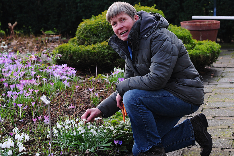 Dineke Logtenberg van kwekerij De Boschhoeve in haar kleurige tuin.