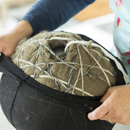 Het vilten vogelhuis gaat in een oude panty.