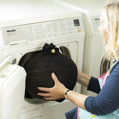 het vilten vogelhuis gaat in de wasmachine.