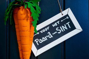 Vilten wortel voor Sinterklaas aan de voordeur.