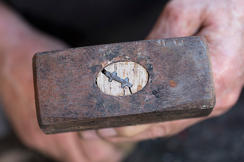 De spie is een taps toelopend stukje ijzer. Deze sla je in de kop van een steel. Het gaat uitzetten, waardoor het vuistje feitelijk nooit meer loslaat van de steel.