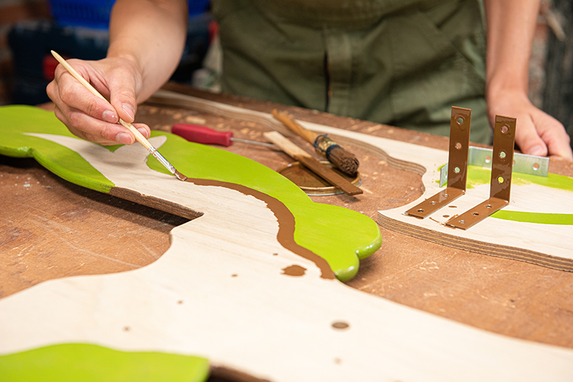 Het schilderen van de houten plank in de kleuren van een boom